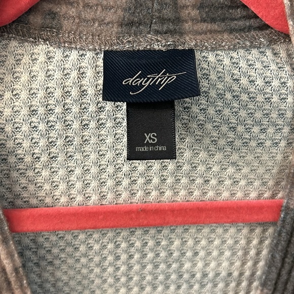 Camo printed long-sleeve cardigan from Buckle - Picture 2 of 3